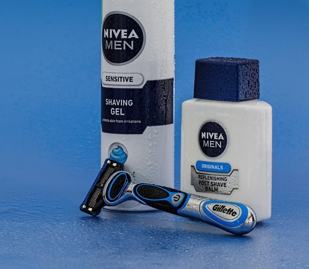Een flesje retinol serum op een badkamerplank naast een vochtinbrenger