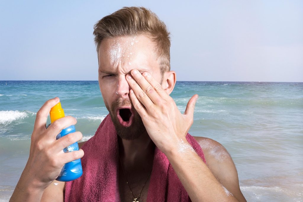 Verschillende zonnebrandproducten met SPF voor in de huidverzorgingsroutine