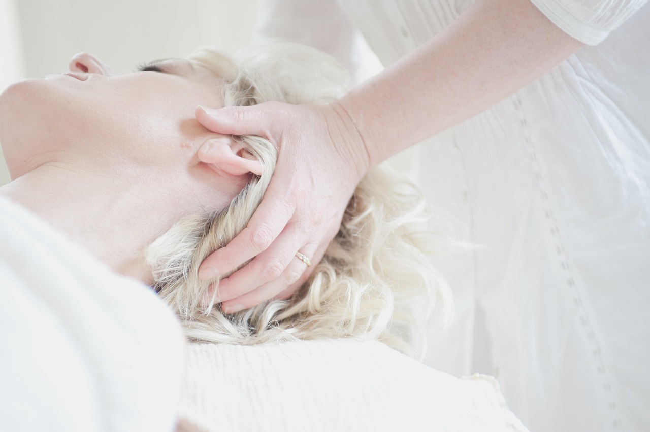 Vrouw die een lipfiller behandeling ondergaat bij een cosmetische kliniek