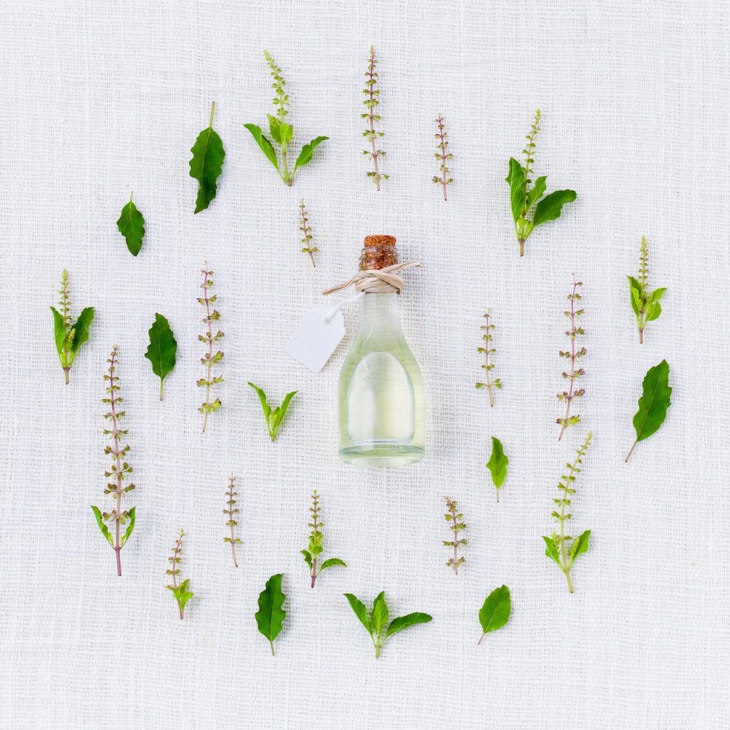 Ayurvedische huidverzorgingsproducten met kruidenoliën en specerijen op een houten ondergrond