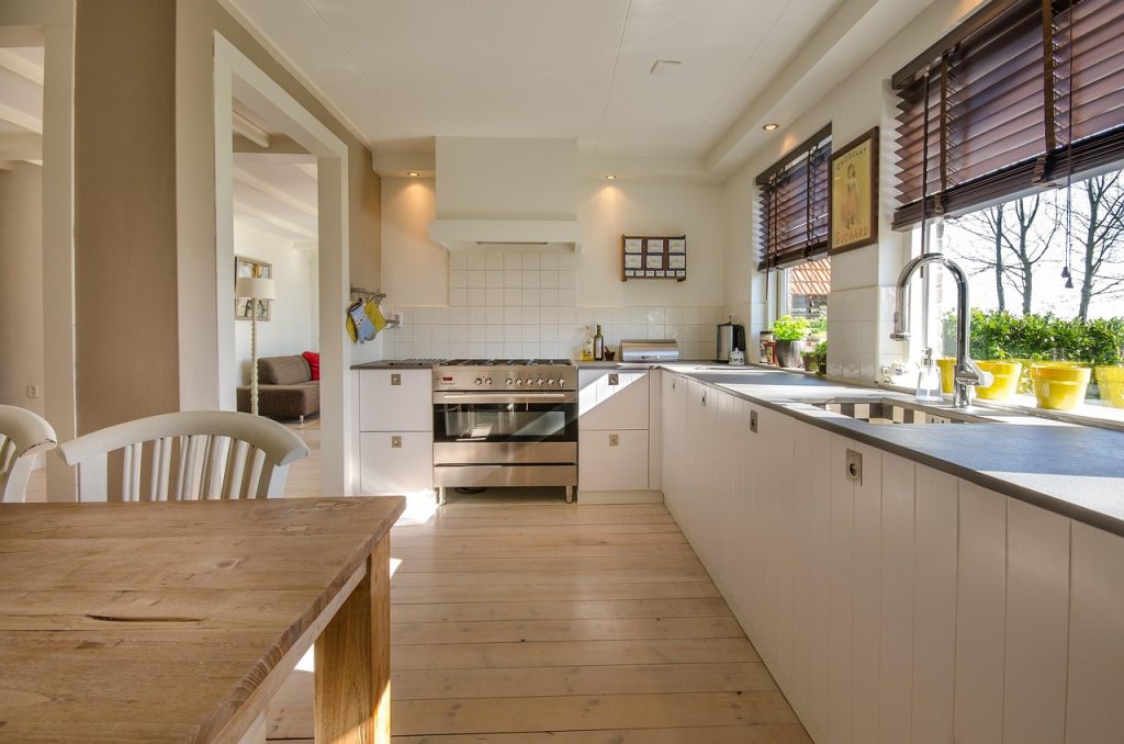Antiek houten dressoir gecombineerd met moderne meubels in een stijlvolle woonkamer
