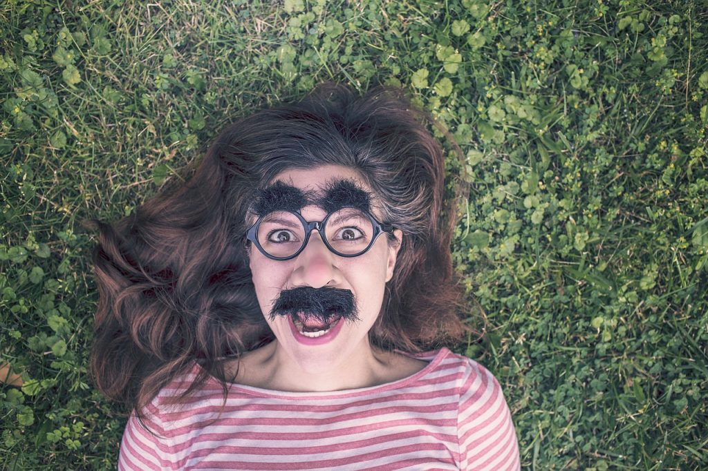 Vrouw die een voedend haarmask aanbrengt op droog, beschadigd haar