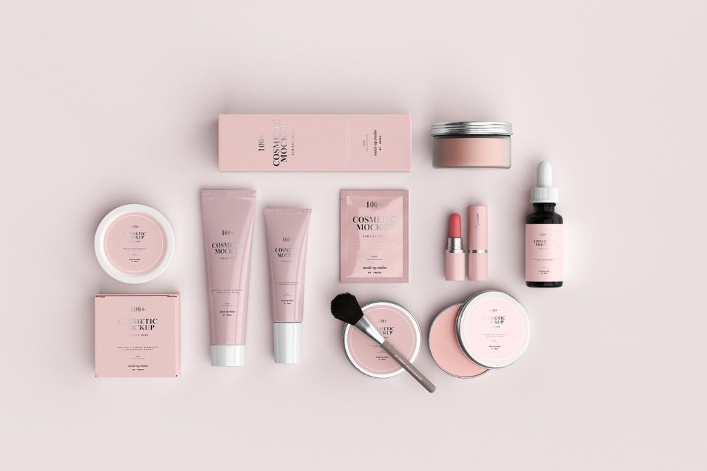 Minimalistische skincare producten op een lichte ondergrond in de zomer
