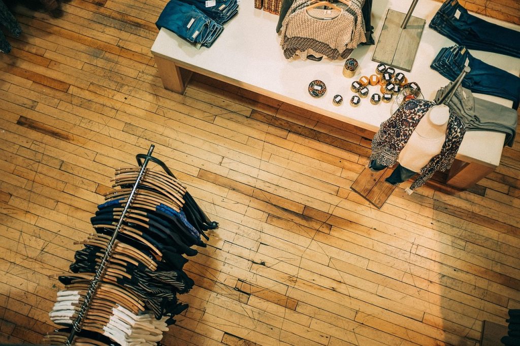 Kledingrek met diverse kledingstukken in een modezaak