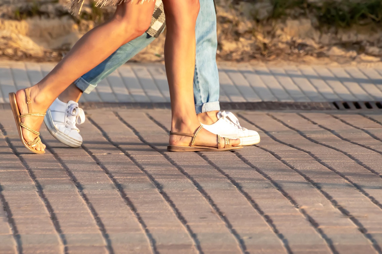 Vrouw past zomersandalen in een winkel, gericht op het kiezen van de juiste pasvorm