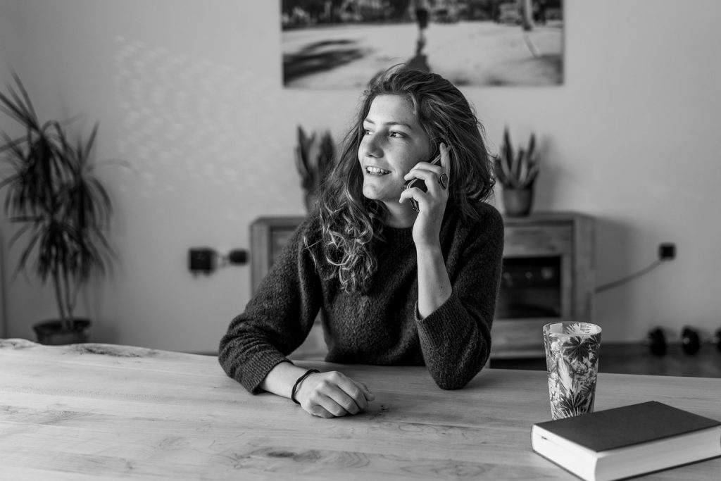 Vrouw die rustig en bewust ademt thuis, als onderdeel van een dagelijkse breathwork-routine