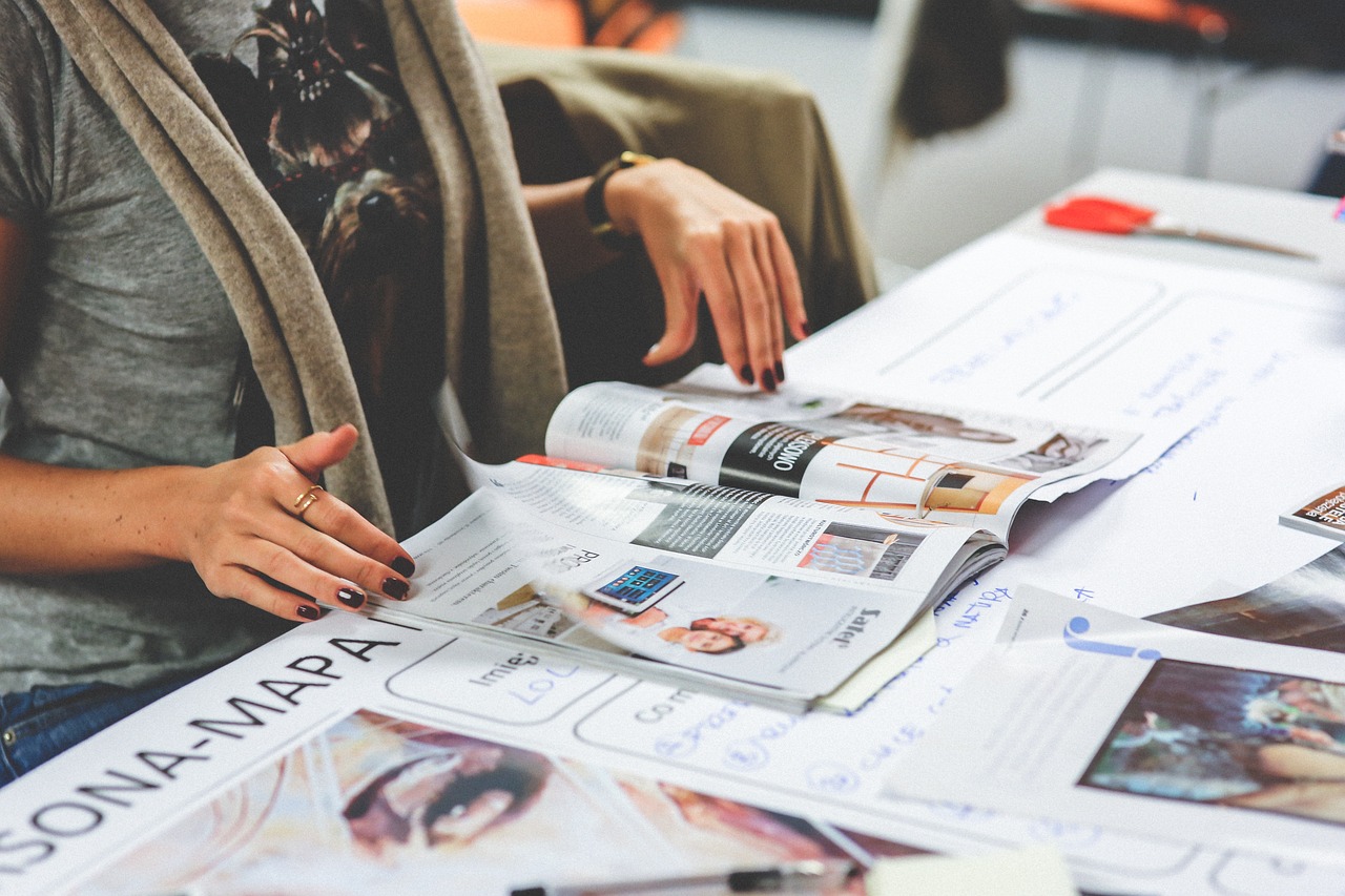 Vrouw die ontspannen een lifestyle magazine leest als inspiratie voor stijl en wonen