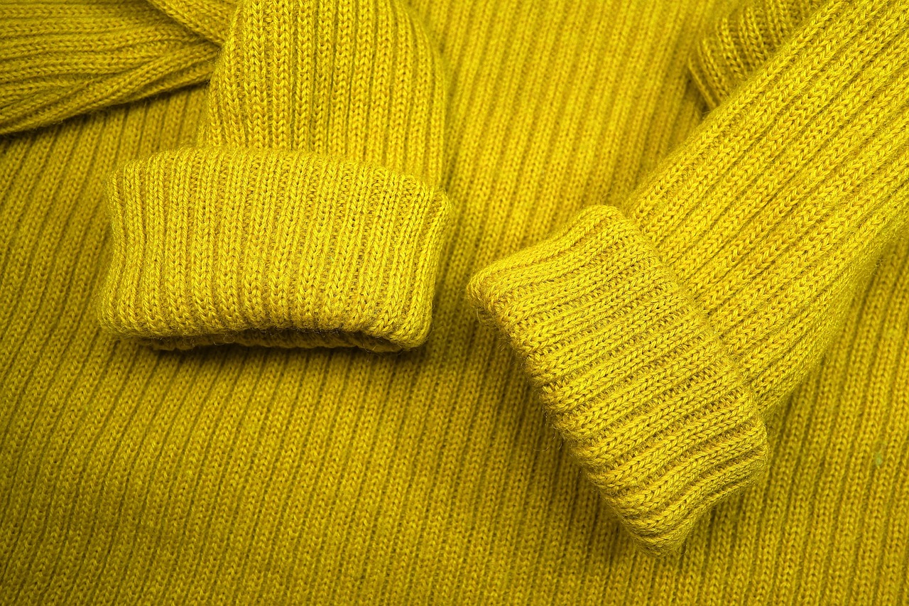 Close-up van pilletjes op een wollen trui langs de mouwnaad
