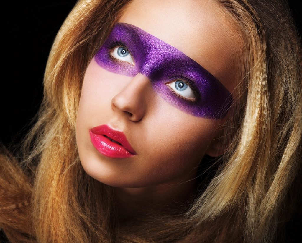 Vrouw die met een blendpenseel aardtinten oogschaduw aanbrengt voor een smoky eye look