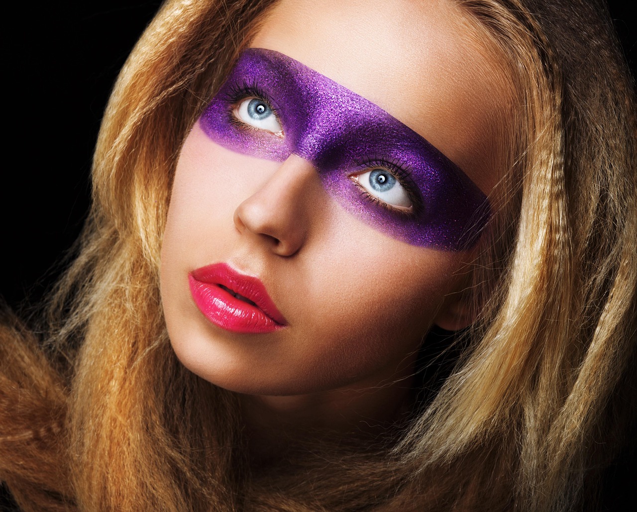 Vrouw die met een blendpenseel aardtinten oogschaduw aanbrengt voor een smoky eye look