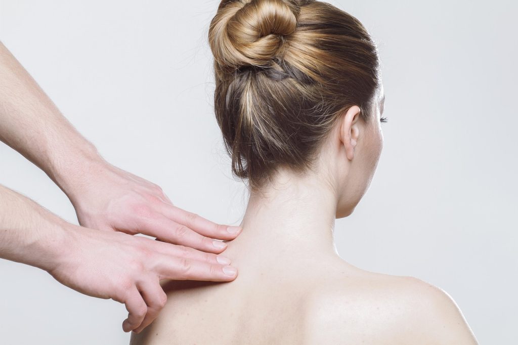 Vrouw die een traditionele Thaise massage ondergaat op een mat op de vloer