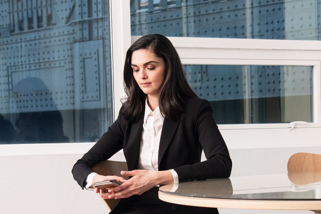 Vrouw in stijlvolle blazer aan het werk vanuit haar homeoffice