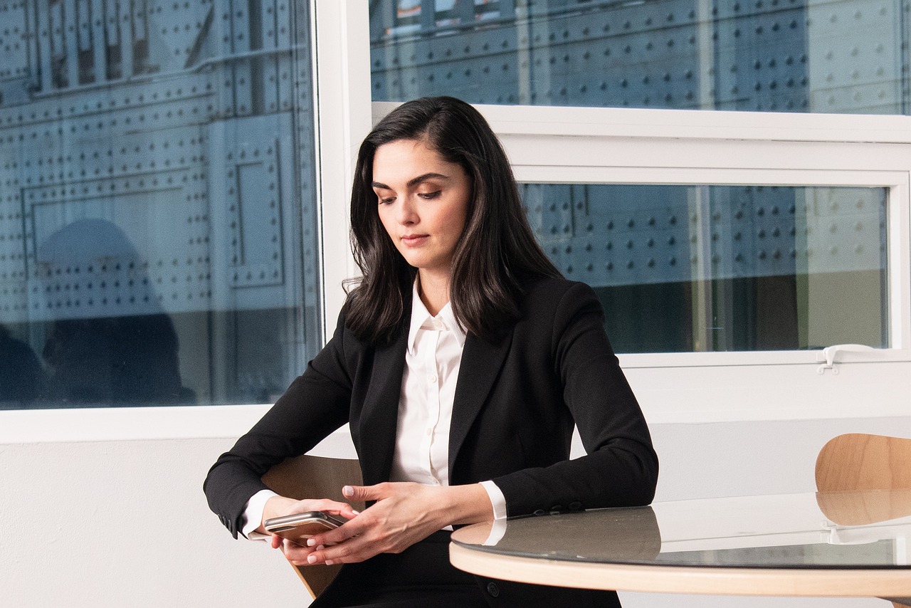Vrouw in stijlvolle blazer aan het werk vanuit haar homeoffice