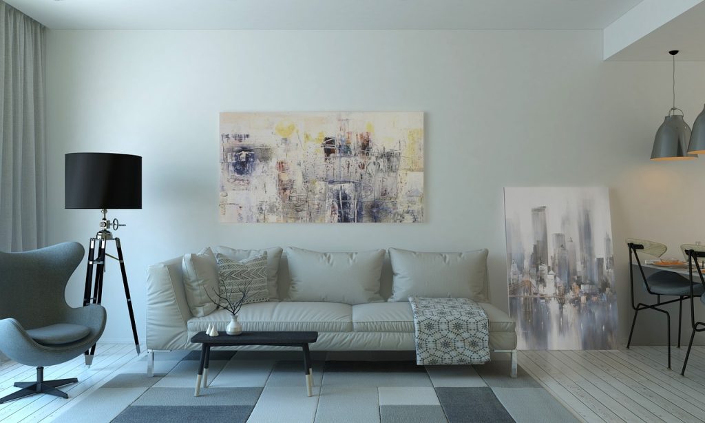 Crème bouclé sofa in een warme woonkamer met houten accenten en zachte herfstverlichting