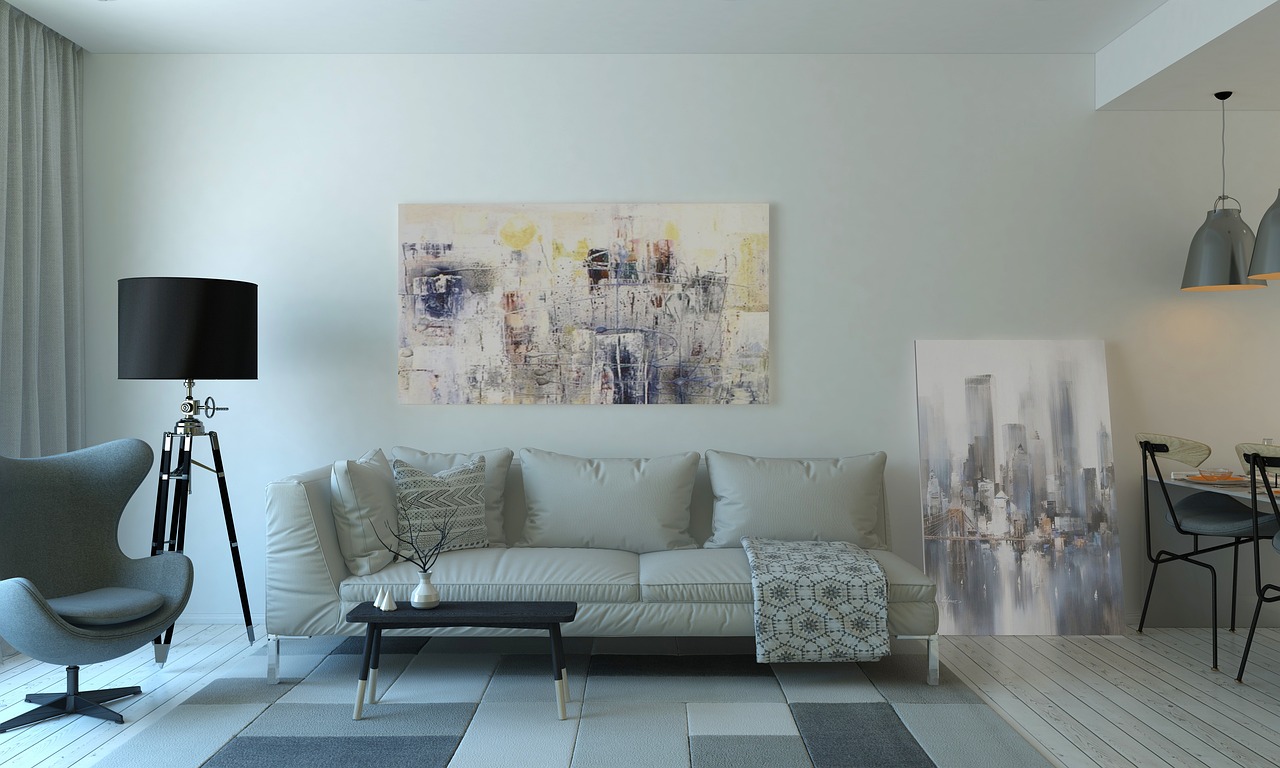 Crème bouclé sofa in een warme woonkamer met houten accenten en zachte herfstverlichting