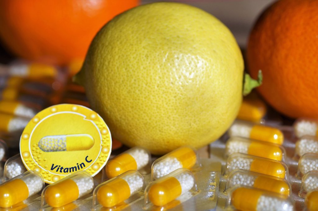 Een flesje vitamine C serum op een wit oppervlak